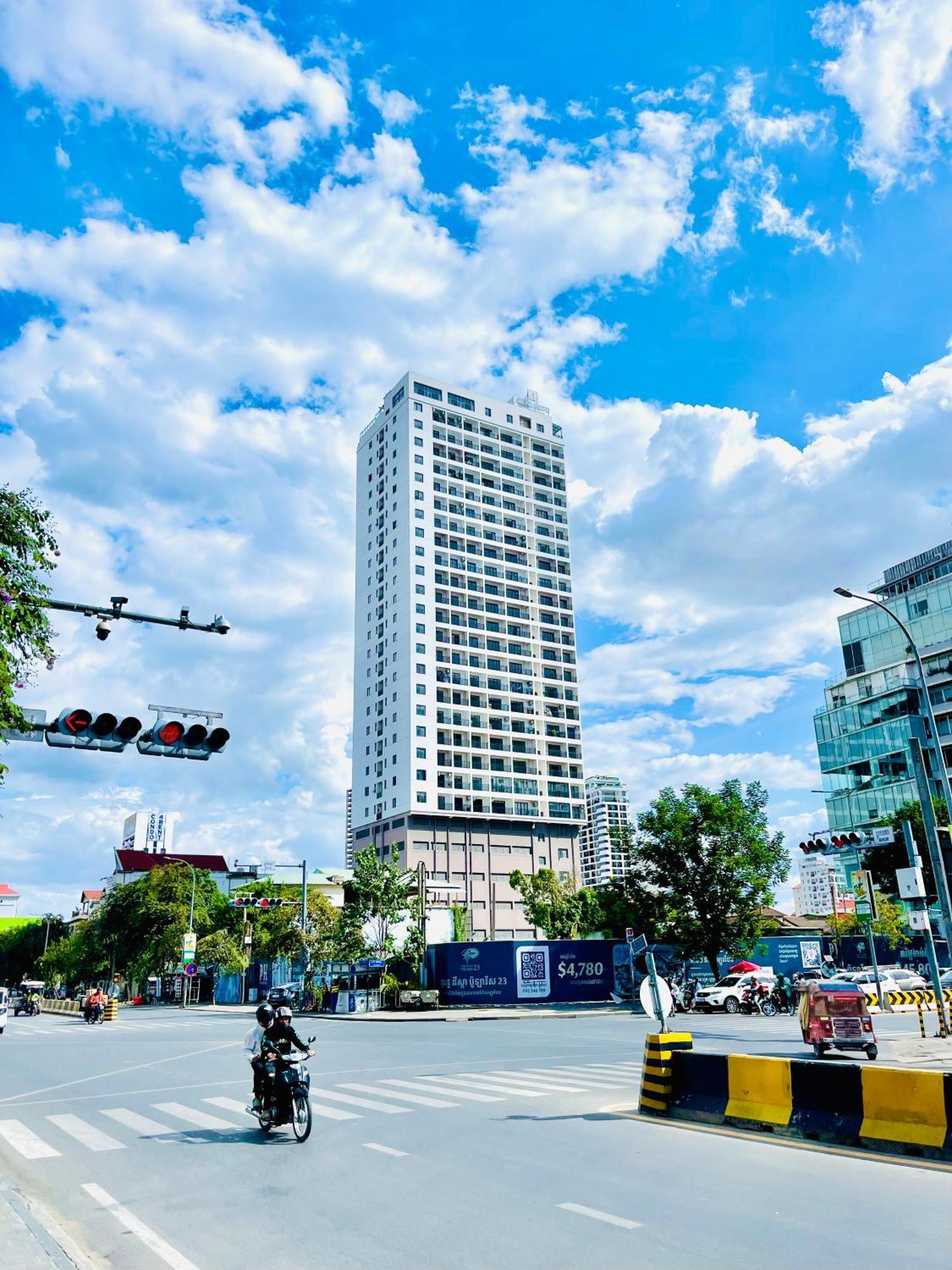 Real Hope Apartments Phnom Penh - Free Laundry エクステリア 写真